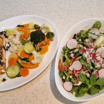 Zelenjava kuhana na pari, pečen losos in solata z domačega vrta